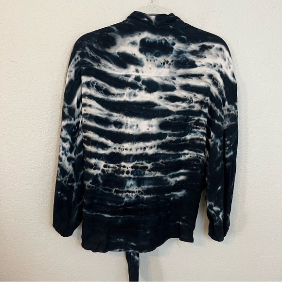Young Fabulous & Broke Meia Blue Tie Dye‎ Open Front Blouse - Picture 3 of 6